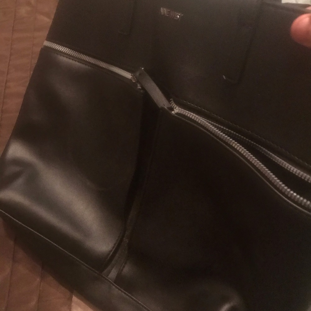 Nine West Shoulder bag with zippers.